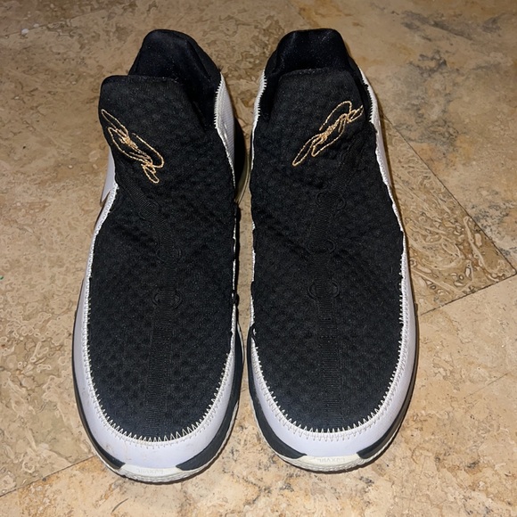 LeBron James nike shoes size 11.5 - Picture 2 of 7